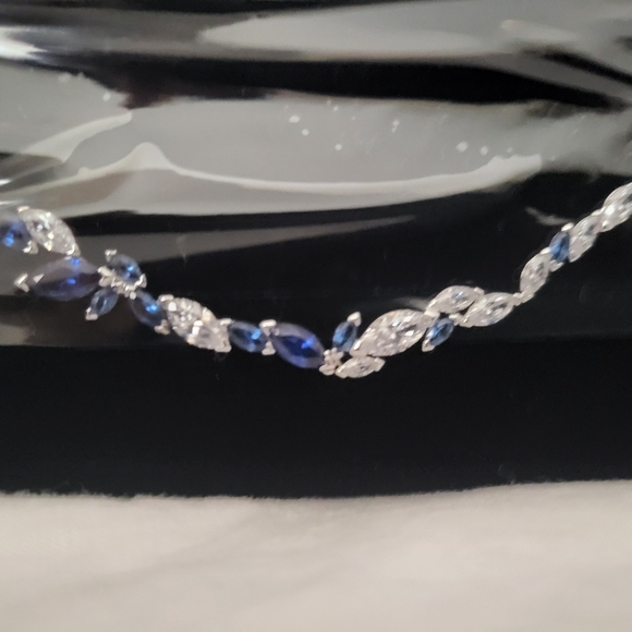 GENUINE Swarovski necklace and matching earrings - Picture 4 of 5